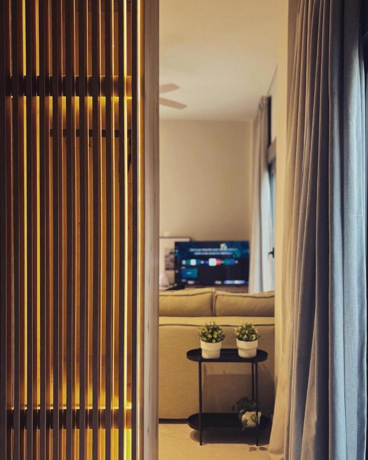Luxurious Wooden Detail Flat In City Center Chalkís Kültér fotó